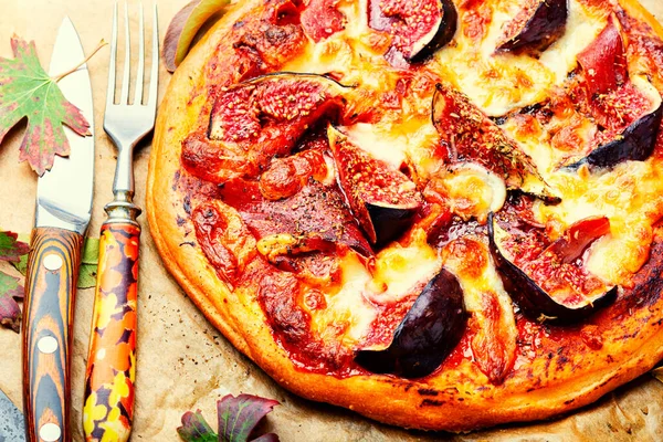 Pizza Bakad Med Kött Och Höstfikon — Stockfoto