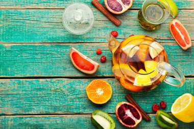 Greyfurtlu, portakallı, limonlu ve mandalinalı lezzetli çay. Boşluğu kopyala