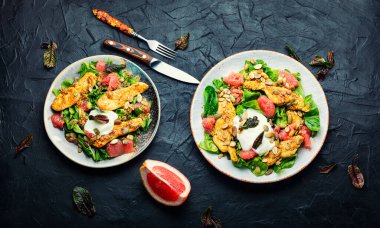 Tavuk göğsü, greyfurt, bitkiler ve yoğurttan oluşan iştah açıcı salata.