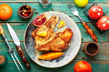 Et bifteği, iştah açıcı domuz pirzolası turunçgil salamurasında kızartılmış..