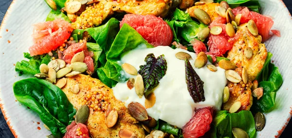 Salade Viande Fraîche Avec Poulet Agrumes Épinards Yaourt — Photo