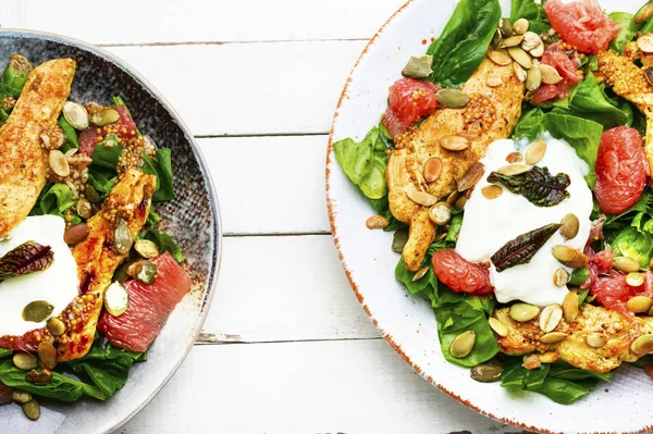 Salade Viande Lumineuse Avec Poulet Agrumes Laitue Yaourt — Photo