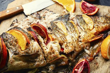 Dilimlenmiş balık sazan balığı, turunçgil meyveli fırında balık..