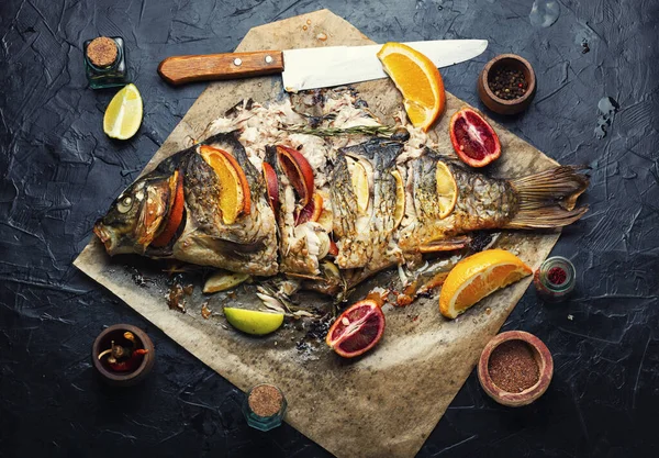Skivad Stekt Fisk Bakad Fisk Med Citrusfrukter Karp Bakplåtspapper — Stockfoto