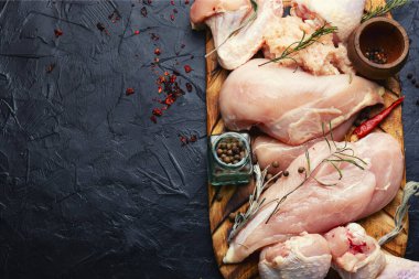 Dilimlenmemiş tavuk eti ve malzemeler. Çiğ tavuk eti. Boşluğu kopyala