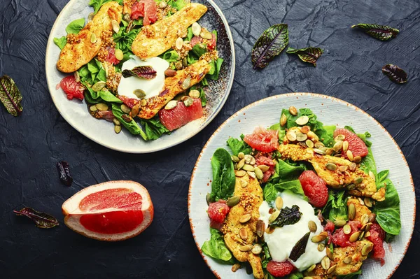 Salade Colorée Printemps Avec Poitrine Poulet Pamplemousse Laitue Yaourt — Photo