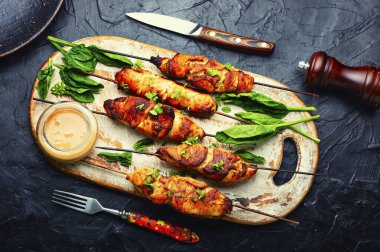 Kızarmış tavuk eti. Şişte tavuk göğsü. Fıstık soslu et kebabı veya şiş kebap..