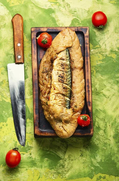 Hamurda pişmiş balık. Ekmeğin içinde sebzeli balık.