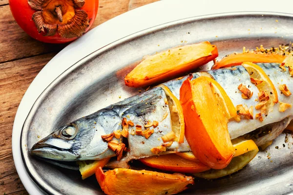 Balık yemi, fırında uskumru. Hurma ağacında balık.