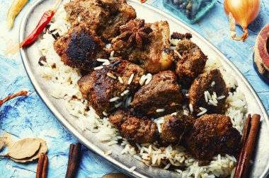 Pirinçli baharatlı vindaloo eti. Baharatlı sarımsak sosunda pişirilmiş domuz eti.