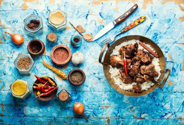 Pirinçli baharatlı vindaloo eti. Baharatlı sarımsak sosunda pişirilmiş domuz eti.