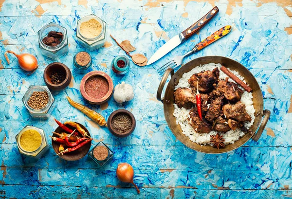 Pirinçli baharatlı vindaloo eti. Baharatlı sarımsak sosunda pişirilmiş domuz eti.