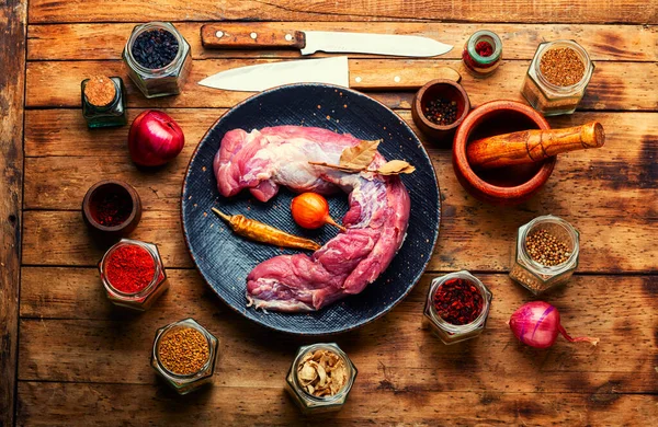 Pişirmek için lezzetli çiğ domuz eti. Çiğ et filetosu ve baharat.