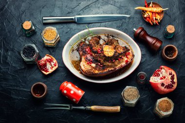 Baharatlı ve otlu ızgara et..