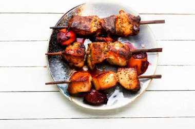 Sulu et, barbekü. Şişe üzerinde leziz kızarmış kebaplar. Izgara şişler.