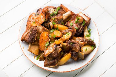 Patatesle pişirilmiş iştah açıcı biftek. Ağır ateşte pişmiş et yahnisi.