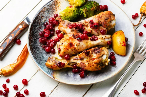 Delicious Chicken Legs Fried Broccoli Cranberries — Stock Photo, Image