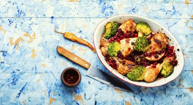 Kızarmış tavuk budu, brokoli ve kızılcıklı tavuk budu. Metin için boşluk