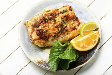 İştah açıcı kızarmış balık, portakal soslu kızarmış turna balığı..