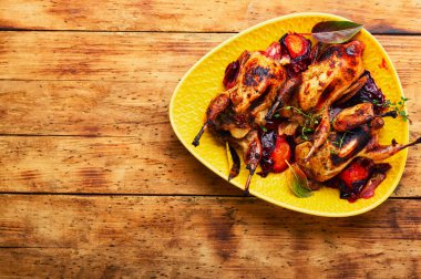 Kızarmış bıldırcın. Kutlama masasında kümes hayvanları tabağı. Boşluğu kopyala