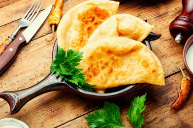 Cheburekler, et dolu kızarmış hilal şeklinde kekler.