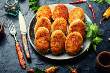 Ev yapımı kızarmış balık pirzolası ve balık bifteği.