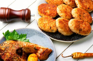 Ev yapımı balık pirzolası ve balık bifteği.