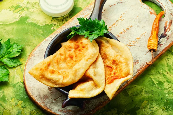 Cheburek, içi kıyma dolu mayasız bir hamur.