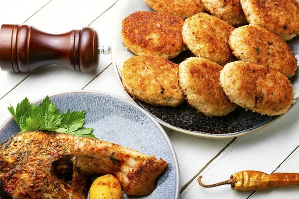 Ev yapımı balık pirzolası ve balık bifteği.