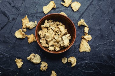 Kuru bryonia kökü, bitkisel ilaçlarda homeopatik bitkiler. Şifalı bitkiler.