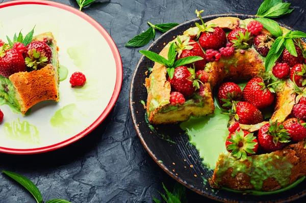 Appetitliche Torte Mit Sommerbeeren Hausgemachter Kuchen Mit Himbeeren Und Erdbeeren — Stockfoto