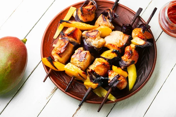 Olgun mangolu diyet tavuk şişi. Beyaz arka planda şiş tavuk