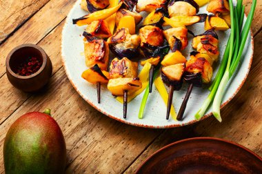 Olgun mangolu diyet tavuk şişi. Şiş tavuk.