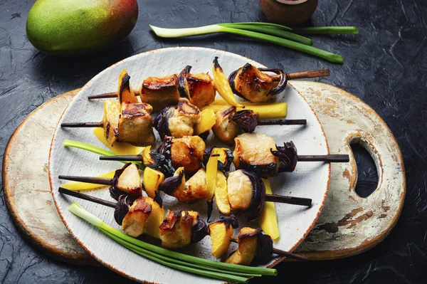 Ahşap şişler üzerinde kızarmış tavuk eti. Mangolu kebaplar