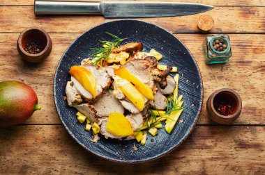 Mango ve peynirli domuz eti.