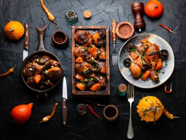 Kabak ve mantarlı fırında tavuk bacağı. Sonbahar et tarifi