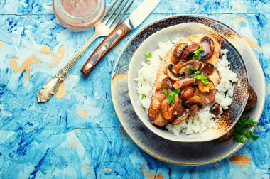 Marsala mantar soslu tavuk göğsü ve pilav. Metin için boşluk