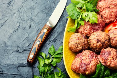 Buharlı pirzola ve dilimlenmiş sebze. Diyet kahvaltı, kopyalama alanı