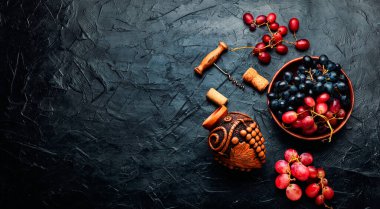 Güzel bir kadehte taze üzüm şarabı. Güzel bir şarap şişesi.