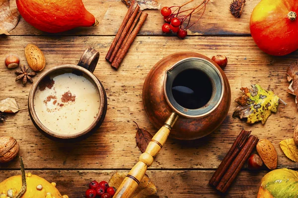 Geleneksel Sonbahar Kahve Içeceği Kabaklı Latte Kırsal Ahşap Yüzey — Stok fotoğraf