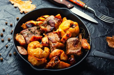 Lezzetli pişmiş et, aromatik sonbahar bıldırcınlı demir kalıplı et.