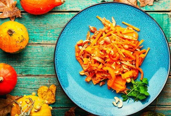 Ensalada Otoño Con Orejas Cerdo Picantes Calabaza — Foto de Stock