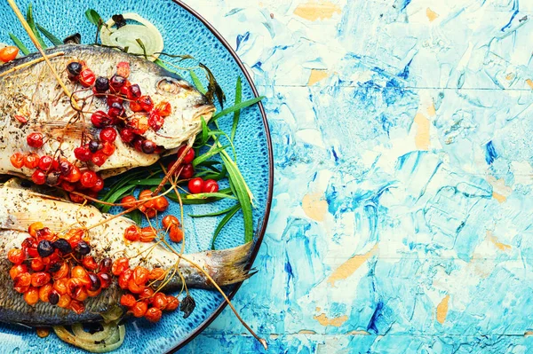 Rostad Doradofisk Med Viburnum Bär Hälsosam Mat Plats För Text — Stockfoto