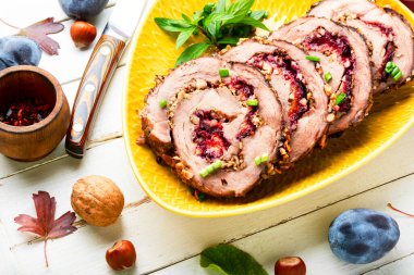 Sonbahar eriği ve fındıkla pişirilmiş domuz eti rulosu.
