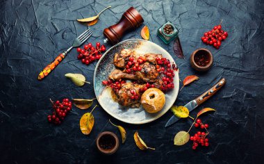 Çilek soslu tavuk budu. Viburnum 'lu tavuk budu.