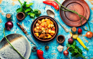 Et, mantar, kabak ve patatesli sos. Güveçte et.