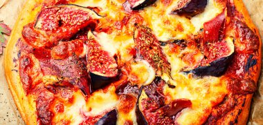 Jamonlu ve incirli lezzetli pizza.