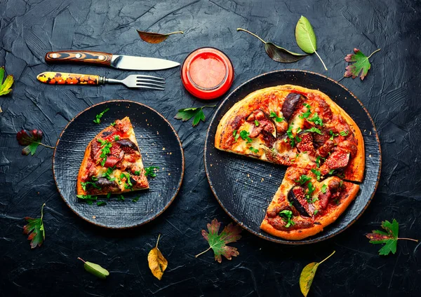 Hemlagad Pizza Med Kött Och Höstfigurer Italiensk Mat — Stockfoto