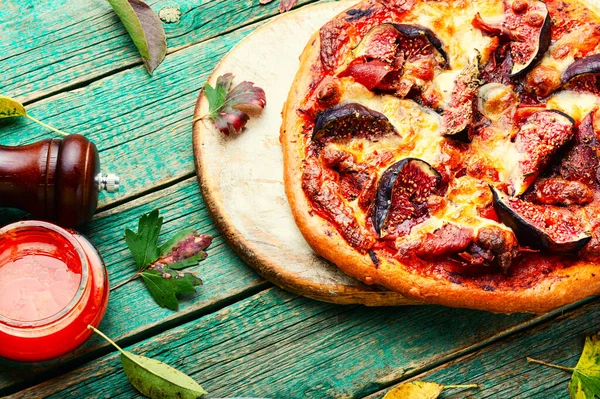 Hemlagad Pizza Med Kött Och Höstfikon — Stockfoto