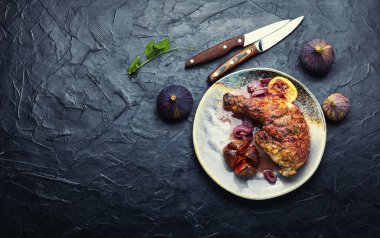 İncir meyvesinde kızarmış tavuk eti. İncir soslu et. Uzayı kopyala.